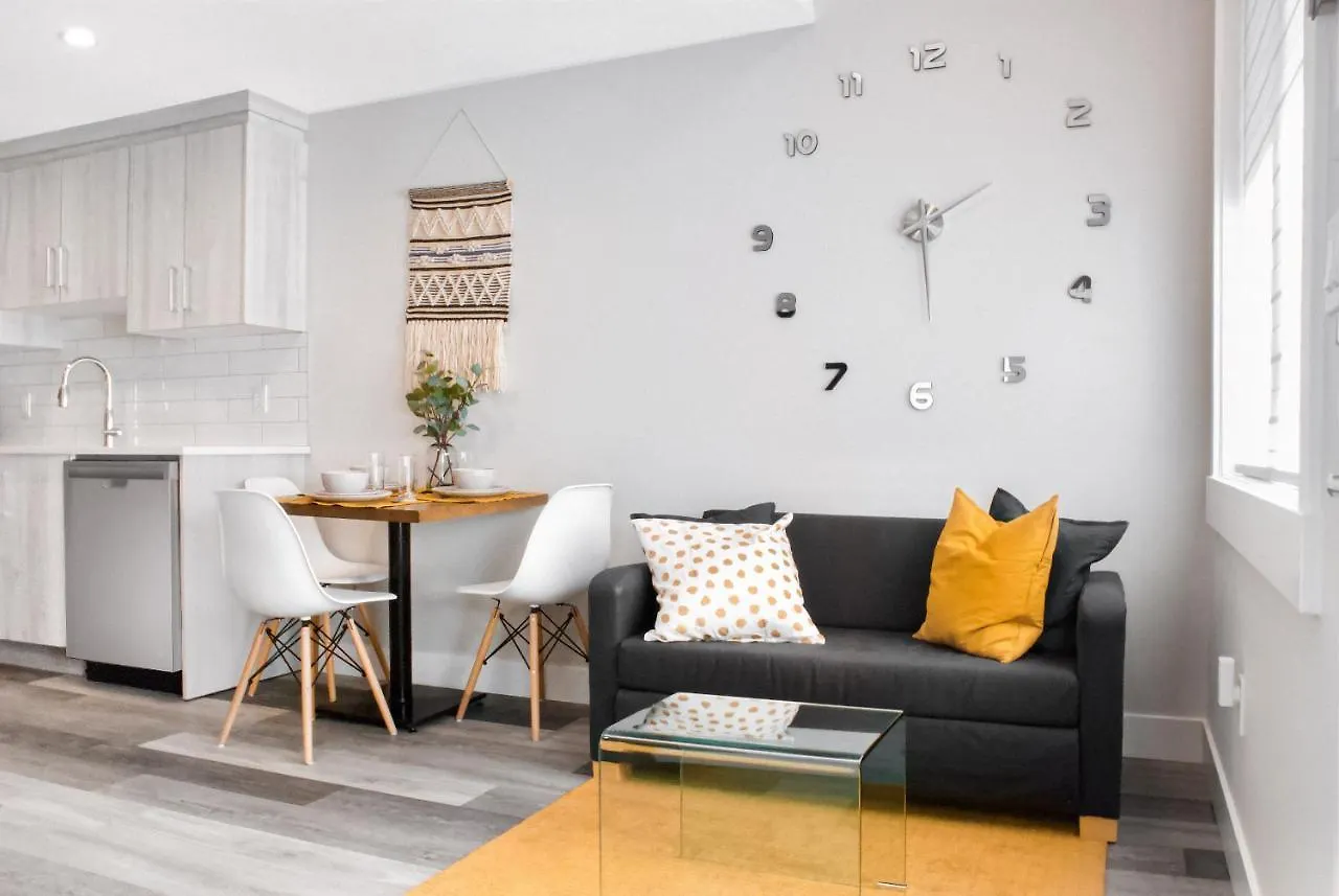 Modern 1Br Home Full Kitchen Smarttv YYC 0*,  Kanada